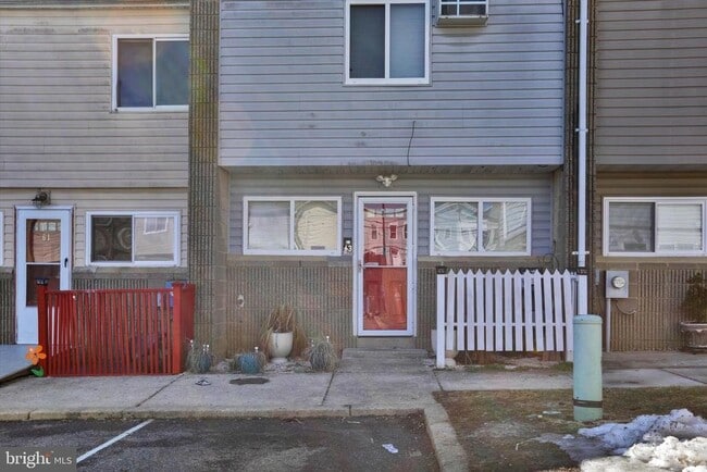 Building Photo - 63 Town Pines Ct