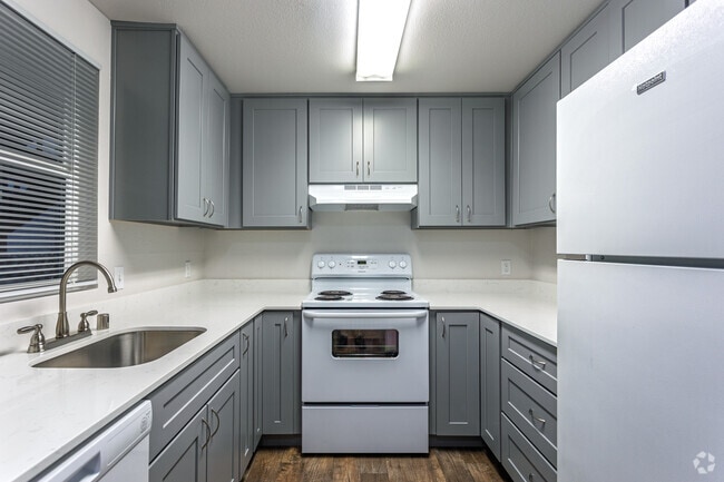 2BR, 2BA - Kitchen