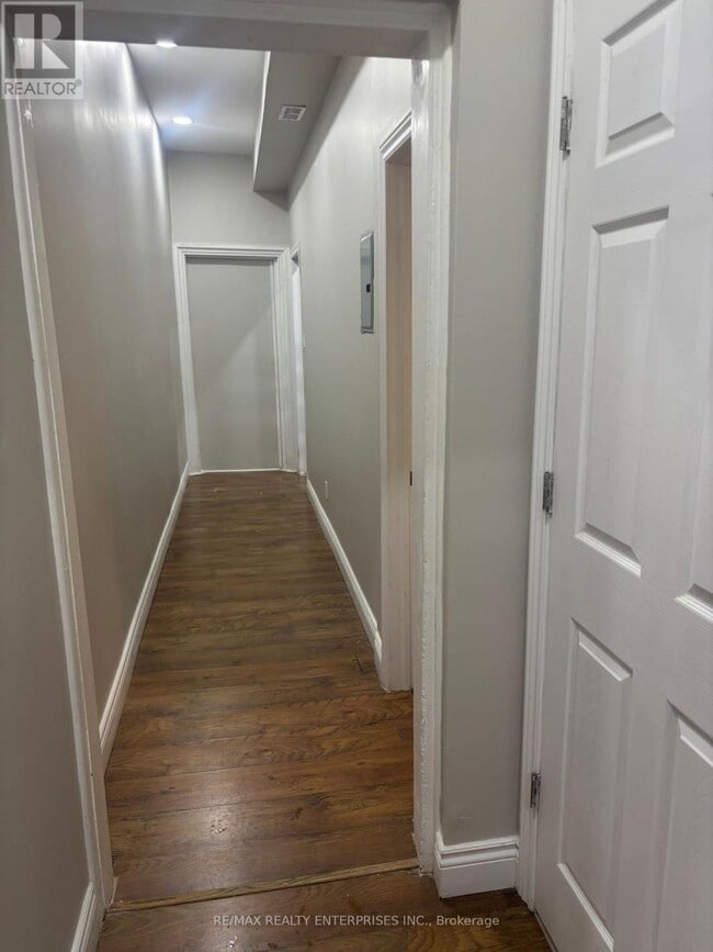 Photo - 156 James St S