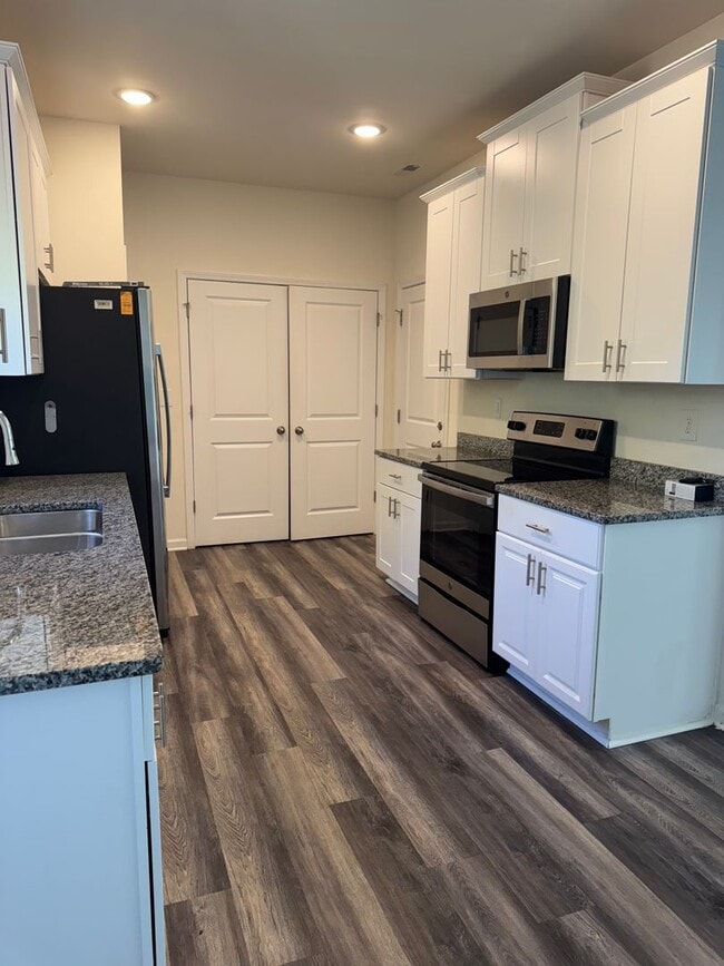 Photo - Beautiful 3-Bedroom Home Near Downtown Sta...