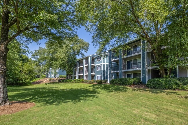 Pet-friendly 1 & 2 Bedroom Vinings Apartments