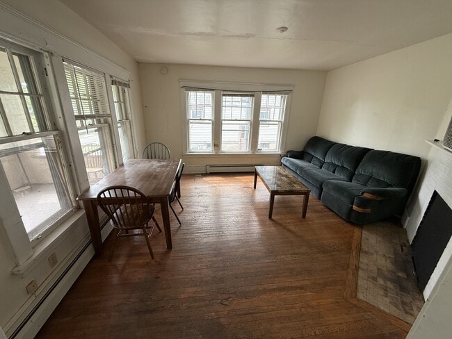 Photo - 202 Miller St