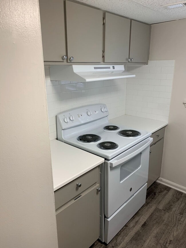 2BR, 1.5 BA TH 860SF