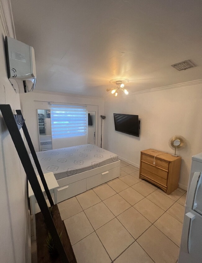 Photo - Efficiency/Studio for Rent – Available Imm... Unidad Apt A
