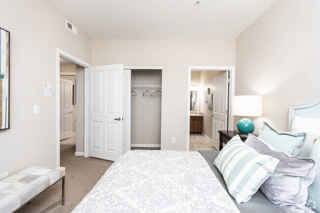 2BR, 2BA - 904 SF