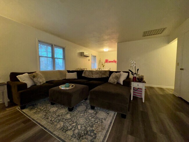 Photo - 2 Bed, 1 Bath Apartment On Houston Street