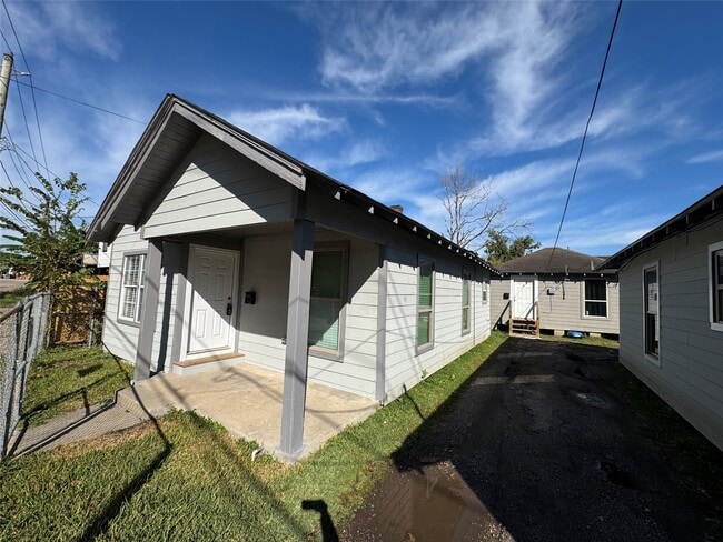 Photo - 3231 Holman St