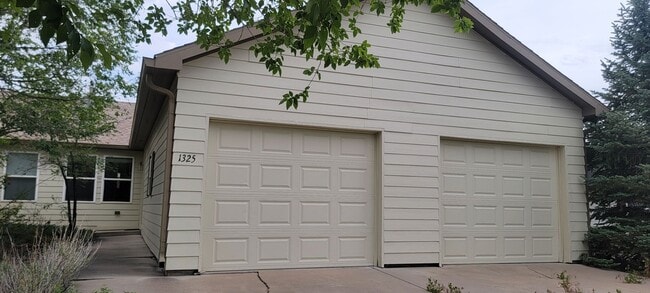 Building Photo - 1323/1325 Natalie Unit 1325