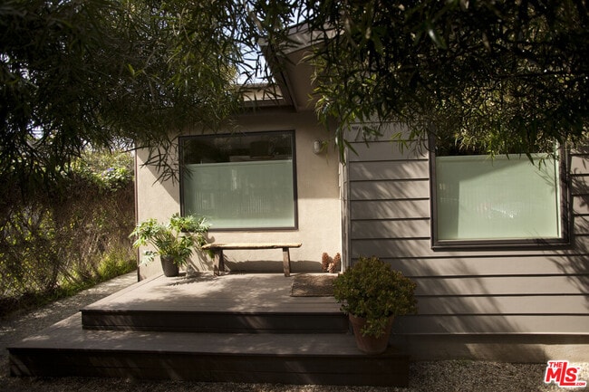 Photo - 737 Broadway St