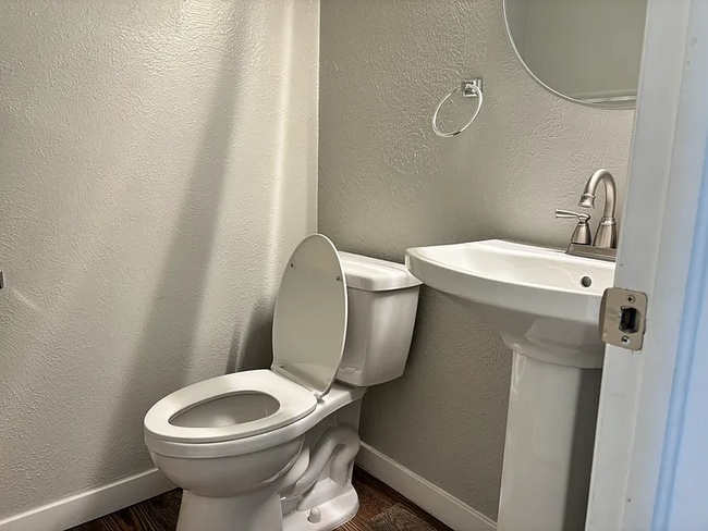 Photo - 4725 Nelson St