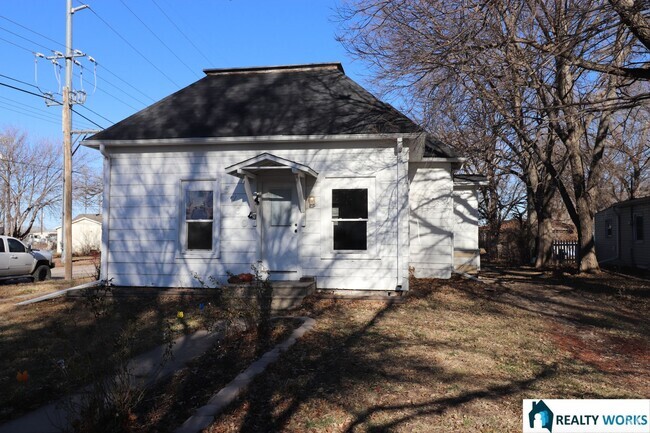 Building Photo - Cozy Two Bedroom Home