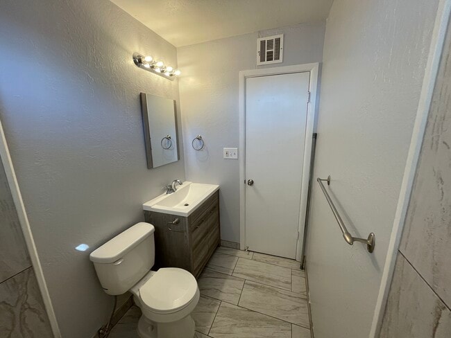 Photo - 1125 N Oleander St