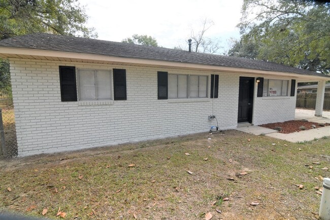 Photo - Newly Renovated!  3 bedroom, 1 bath home off Baker Blvd with easy access to Plank