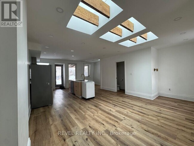 Photo - 290 Gerrard St E