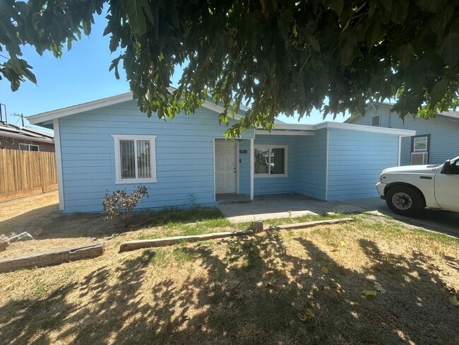 Building Photo - Spacious home in Armona with large yard re...