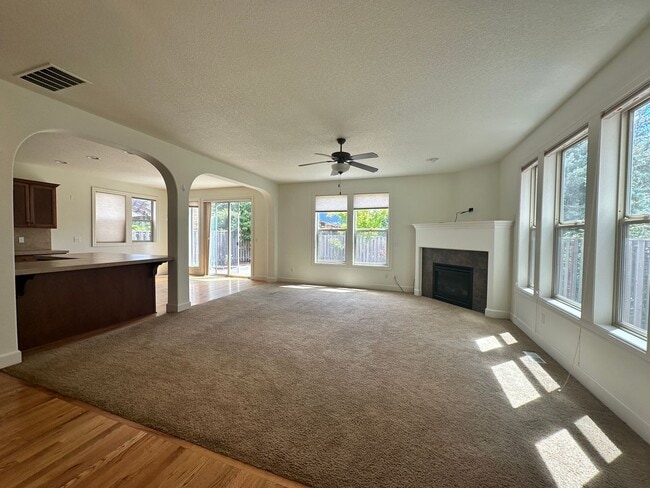 Building Photo - Spacious 3 Bedroom + Bonus Room , club, Across from Park!