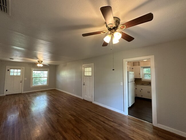 Photo - 208 N Bowie St