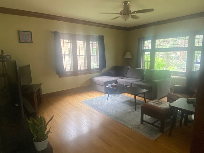 Sala de estar - 3401 Emerson Ave S Unidad 2