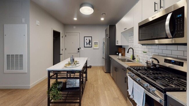 With its striking modern architecture and inspired color palette, Modera New Rochelle is at once brilliantly chic and beautifully engaging. Select from an array of studio, one- and two-bedroom layouts, with select den and live/workspaces available. Schedule your tour today!