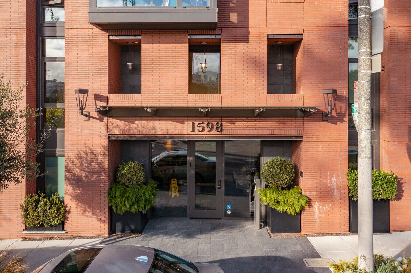 Entrada - 1598 Bay St