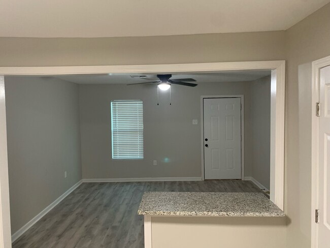Building Photo - 3605 Thomas Dr Unit #3 Rental