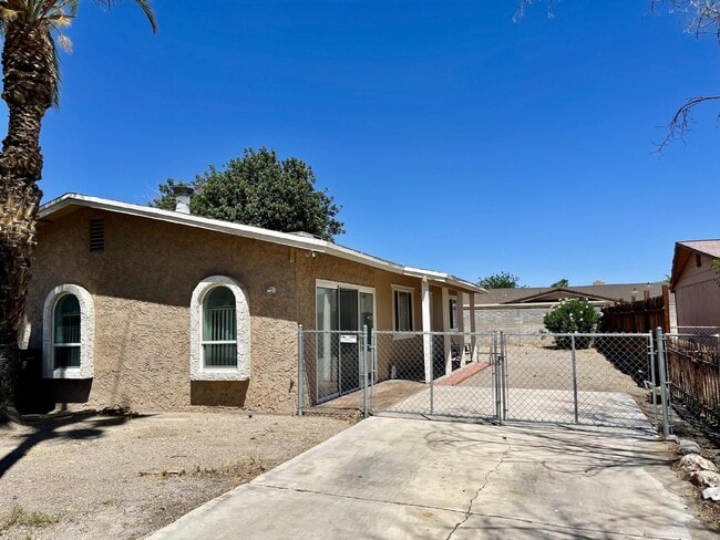 Large yard, 2 bed 1 bath home - Large yard, 2 bed 1 bath home