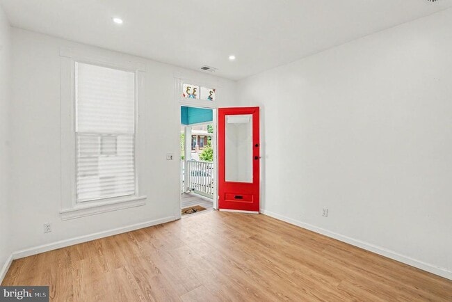Photo - 3033 Barclay St