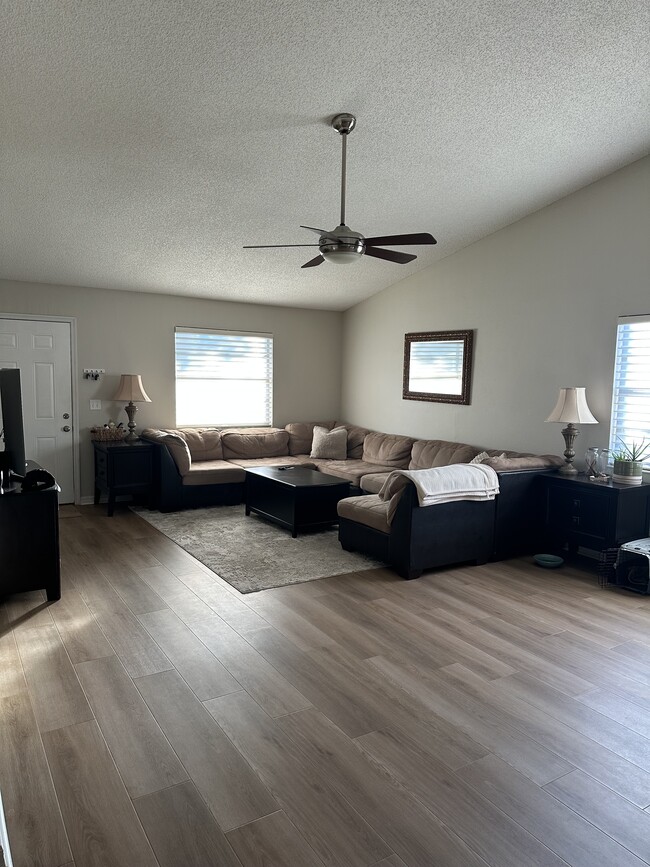 Photo - 198 Somerset Cir N