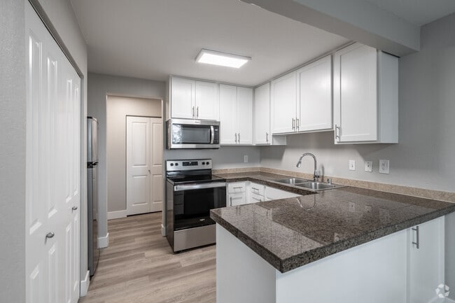 2BR, 1BA - 1,000SF - Kitchen
