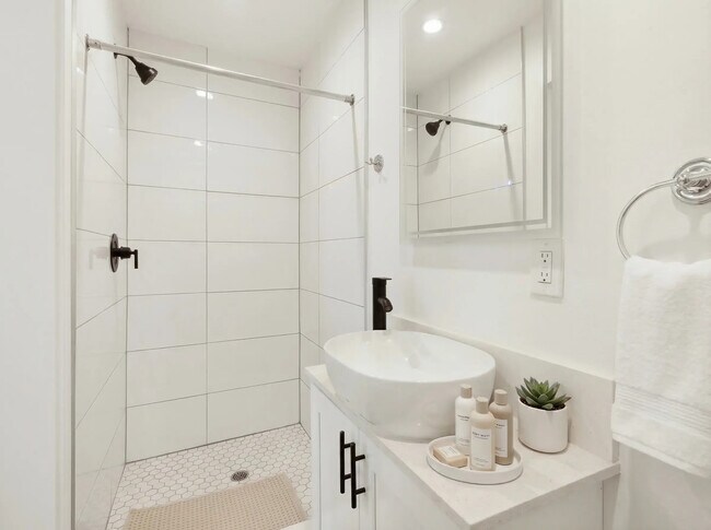 1326 W 35th Pl Unidad Private Room at 1326 W 35th Pl (9B9B)