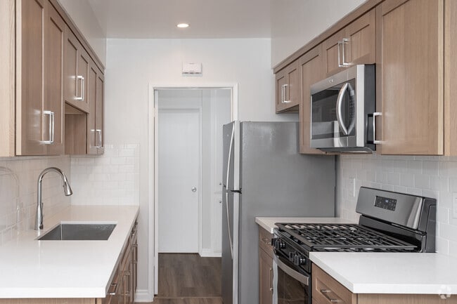 1BR, 1BA - 540SF - Kitchen - 830-842 Elm Ave Apartments