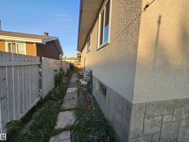 8828-8151 151 Ave NW