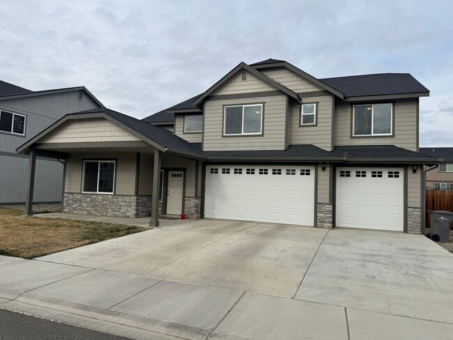 Building Photo - Spacious Vista View Home for Lease