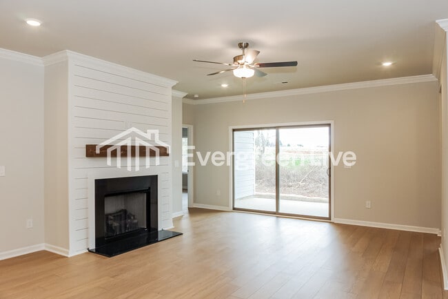 Photo - 303 Pond Spg Dr