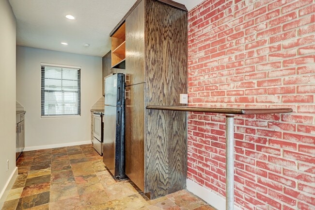 Building Photo - 1501 Hyde Park Blvd Unit 08