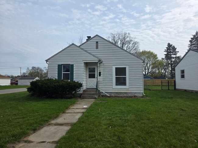 Building Photo - Updated 2-Bedroom, 1-Bathroom Home with Garage – $1,350/Month | Accepting Section 8