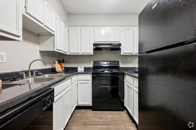 1BR, 1BA - 747SF - Kitchen