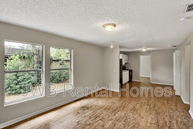 Photo - 485 W 58th St