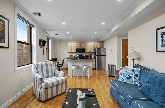 Building Photo - Bright & Spacious Unit with Natural Light