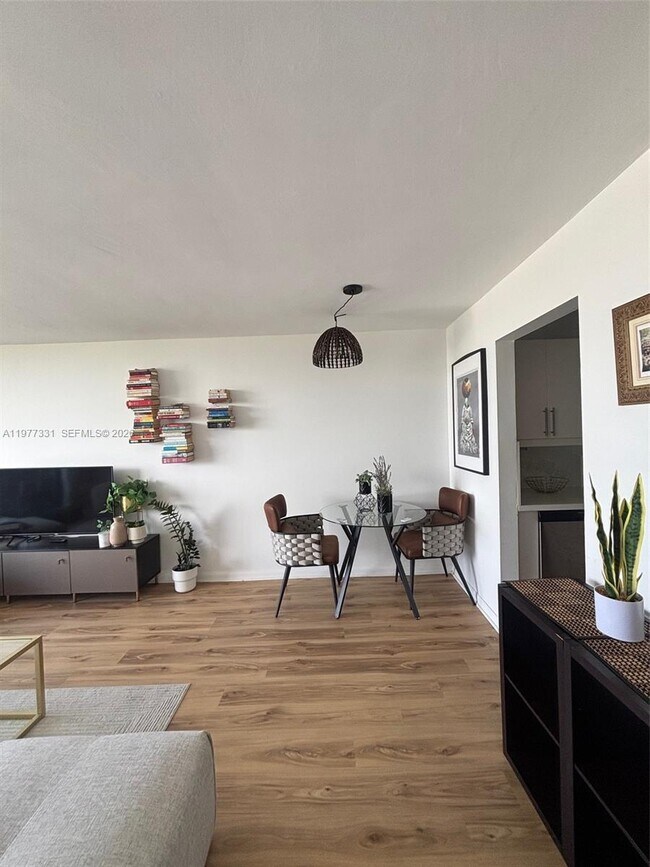 Photo - 2350 NE 135th St Unit 901