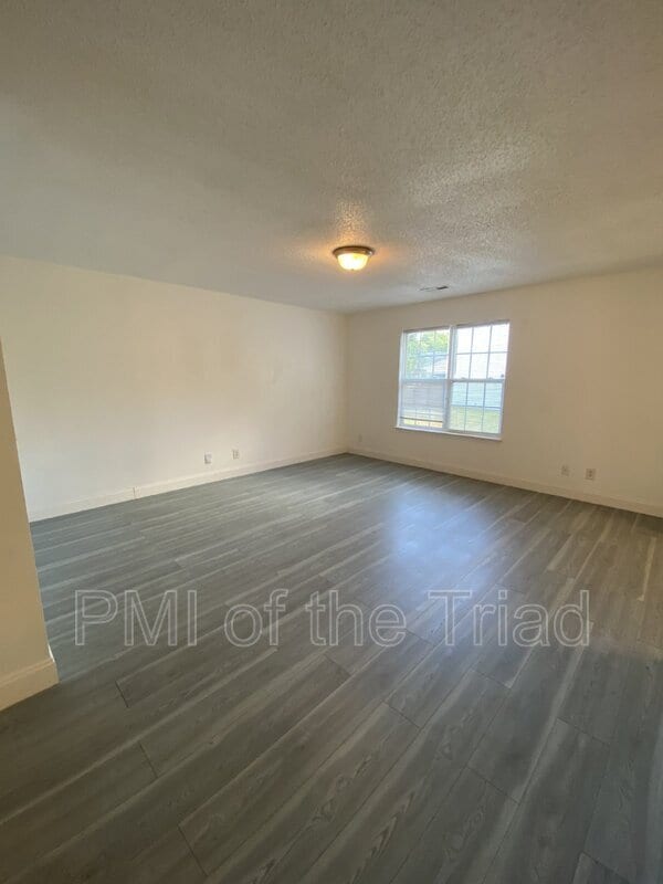 Photo - 202 Kinnley Ct