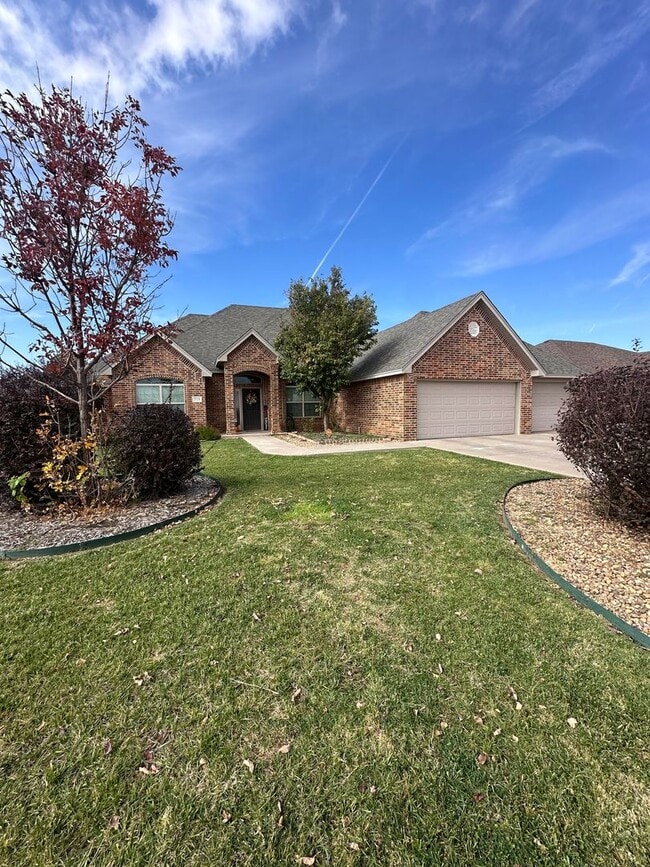 Photo - Stunning 4 Bed Home! 3 Car garage ! Mesa School District!