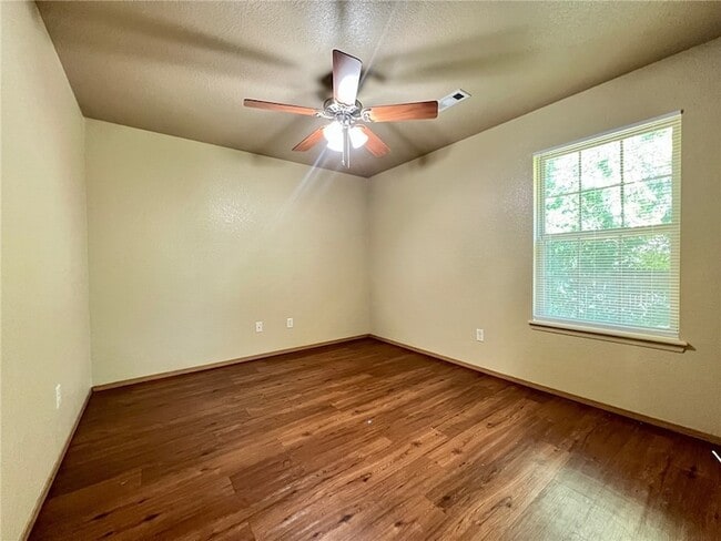 Photo - 865 Meadowlands Dr