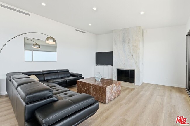 18109 W Coastline Dr