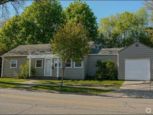 Building Photo - 2330 Rural St Rental