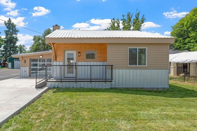 Photo - Complete Rebuild Modern Finishes 3 Bedroom 2 Bath Spokane Valley Home fenced backyard