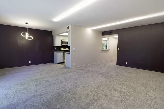 Photo - 1221 N Kings Rd Unidad 302