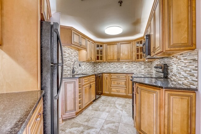 Kitchen - 1633 N Prospect Ave Unit Modern Chic Condo on Lake