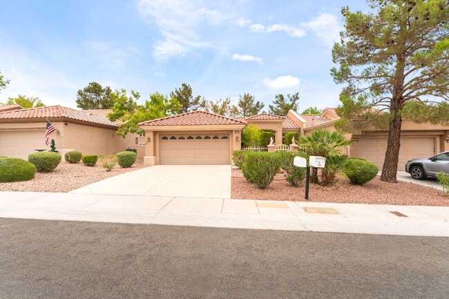 Building Photo - Sun City Summerlin 2 bedroom and 2 bathroom in a 55 and older Neighborhood