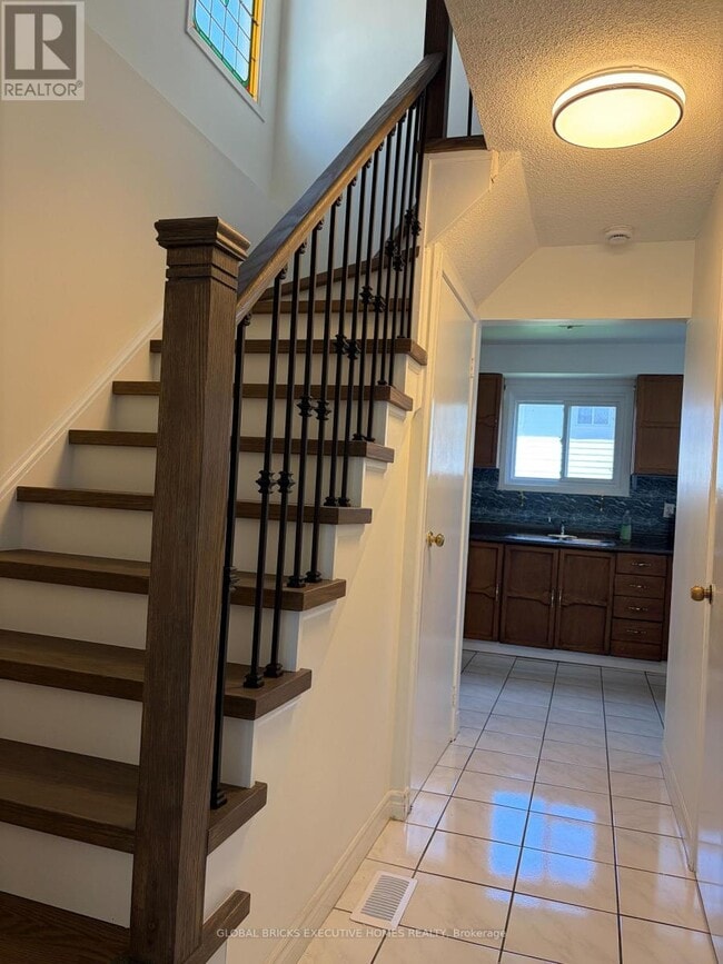 Photo - 730 Queensbridge Dr